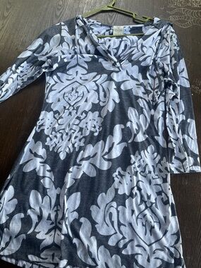Marika White & Gray Floral V-Neck Tunic Top